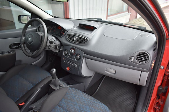 Renault Clio 14 of 16