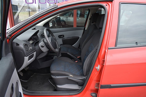 Renault Clio 10 of 16