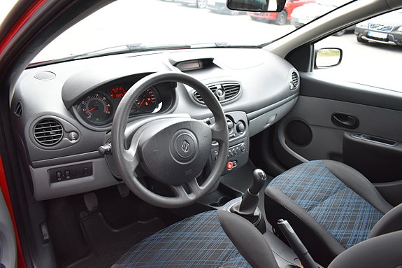 Renault Clio 15 of 16