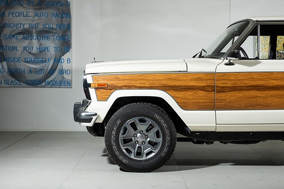Jeep Grand Wagoneer 9 of 20