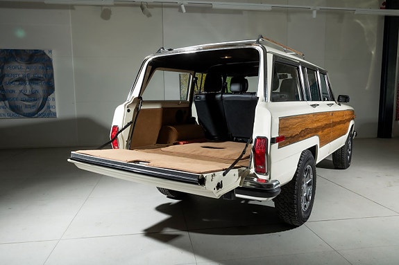 Jeep Grand Wagoneer 6 of 20