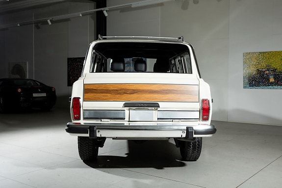 Jeep Grand Wagoneer 7 of 20