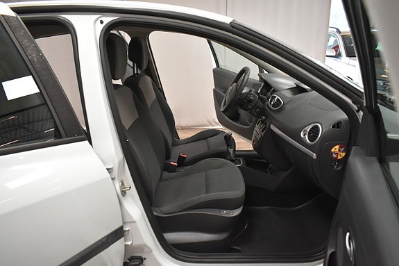 Renault Clio 12 of 19