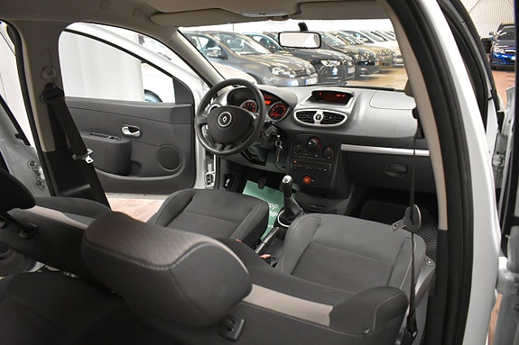 Renault Clio 15 of 19