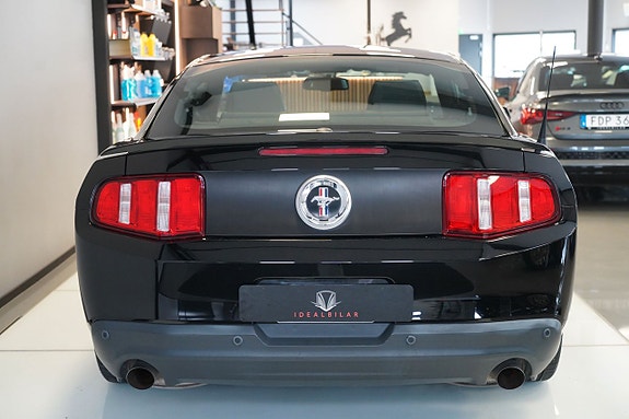 Ford Mustang 4 of 5