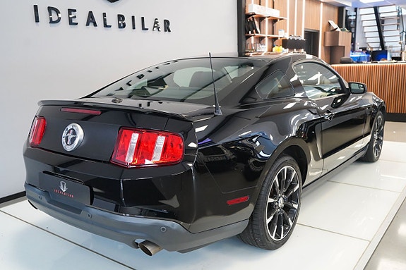 Ford Mustang 3 of 5