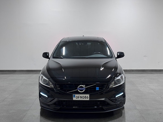 Volvo S60 2 of 5