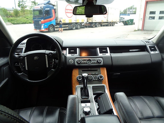 Land Rover Range Rover Sport 9 of 12