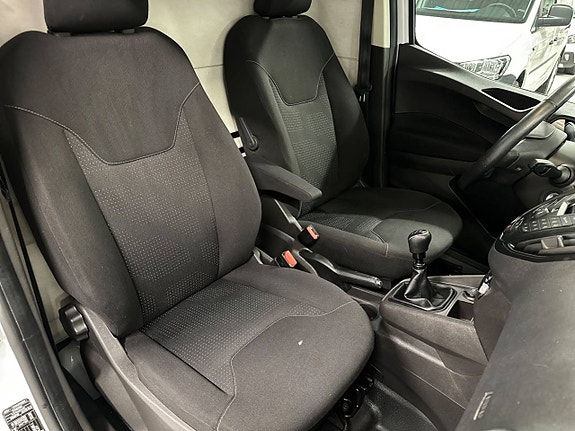 Ford Transit Courier 18 of 26