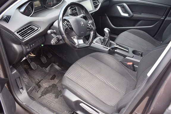 Peugeot 308 SW 13 of 14