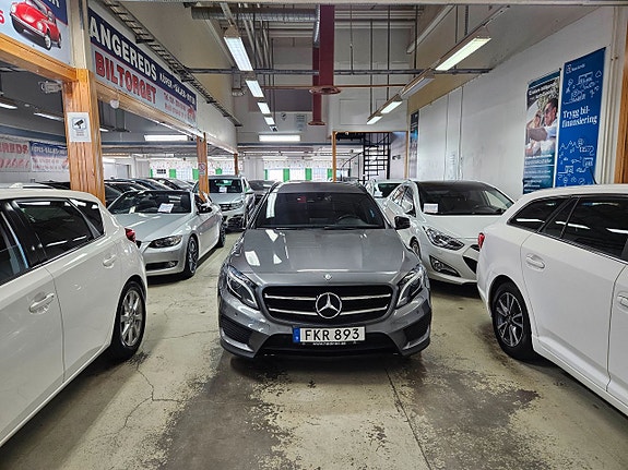 Mercedes-Benz GLA200 d 2 of 5