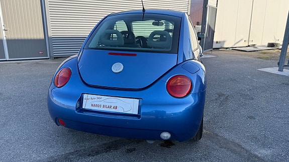 Volkswagen New Beetle 11 of 16
