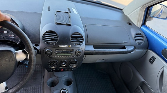 Volkswagen New Beetle 13 of 16