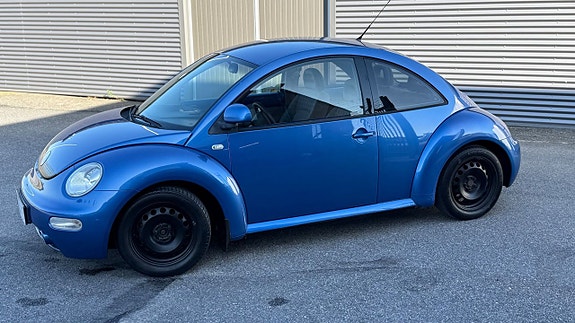 Volkswagen New Beetle 2 of 5