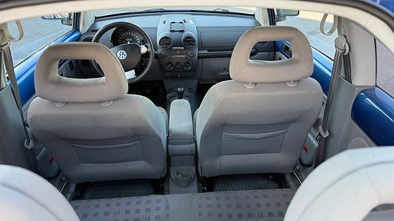 Volkswagen New Beetle 12 of 16
