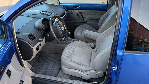 Volkswagen New Beetle 16 of 16