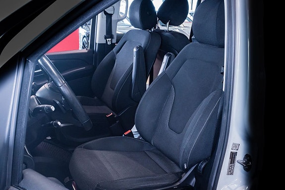 Mercedes-Benz V250 14 of 24