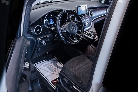 Mercedes-Benz V250 12 of 24