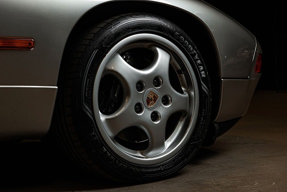 Porsche 928 27 of 28
