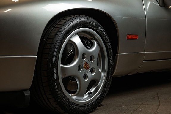 Porsche 928 25 of 28