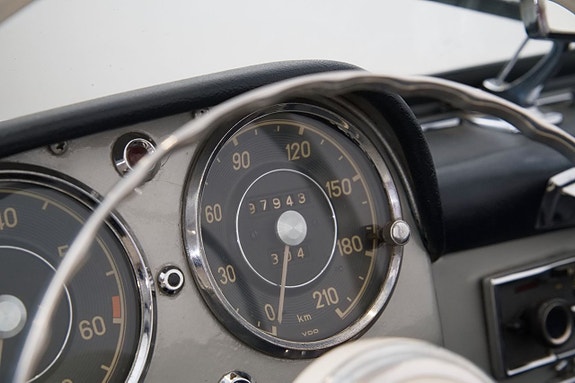 Mercedes-Benz 190 SL 12 of 26