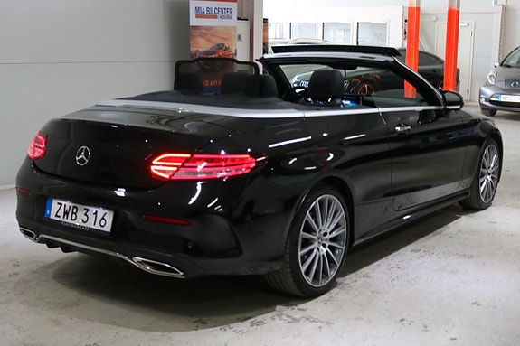 Mercedes-Benz C300 4 of 5