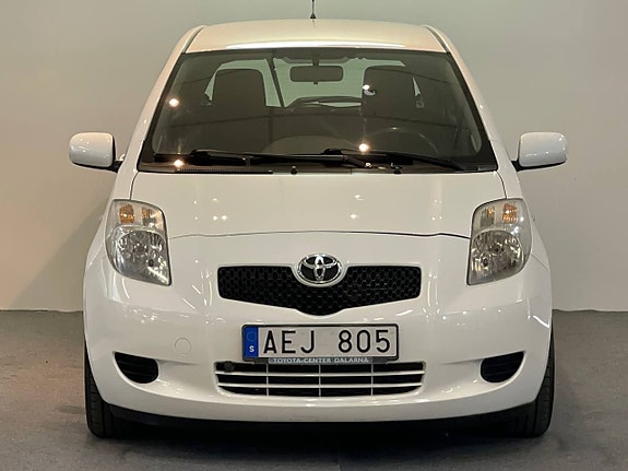 Toyota Yaris 2 of 12