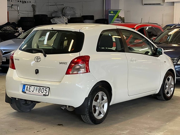 Toyota Yaris 4 of 12