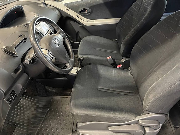 Toyota Yaris 6 of 12