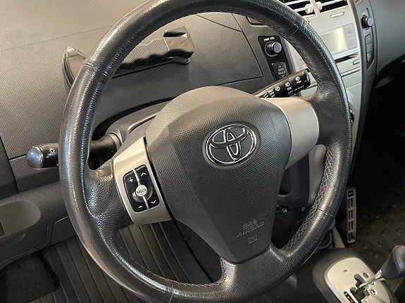 Toyota Yaris 10 of 12