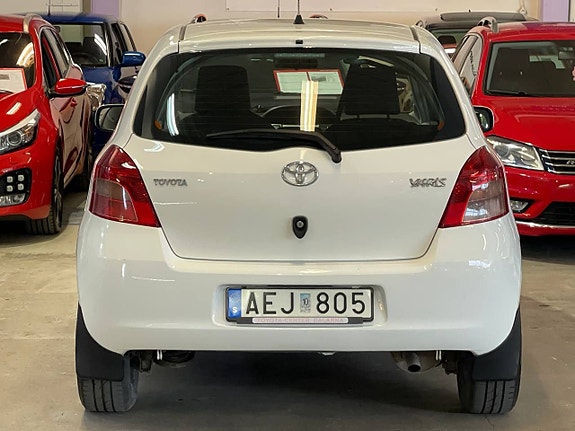 Toyota Yaris 12 of 12
