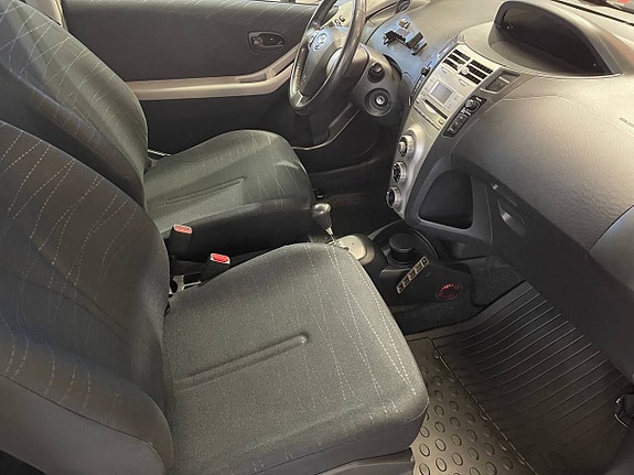 Toyota Yaris 9 of 12