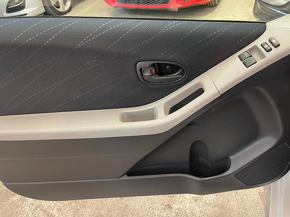 Toyota Yaris 7 of 12