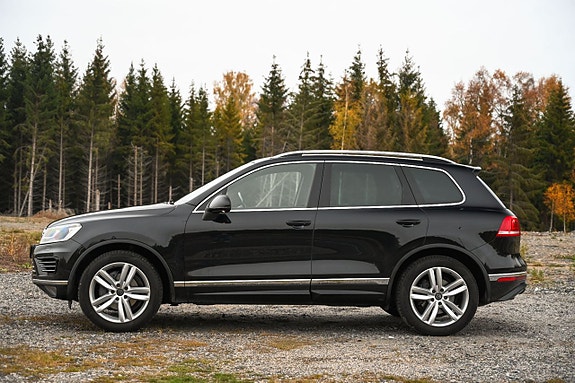 Volkswagen Touareg 2 of 5