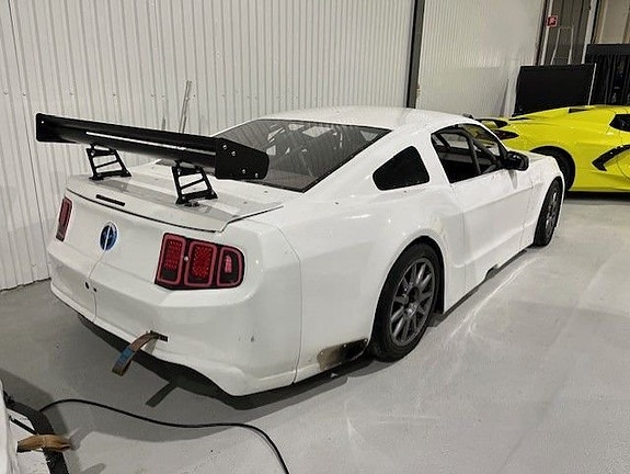 Ford Mustang 2 of 12