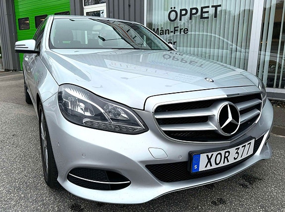 Mercedes-Benz E220 2 of 5