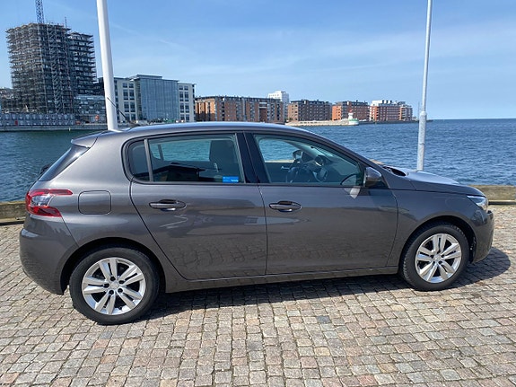Peugeot 308 2 of 12