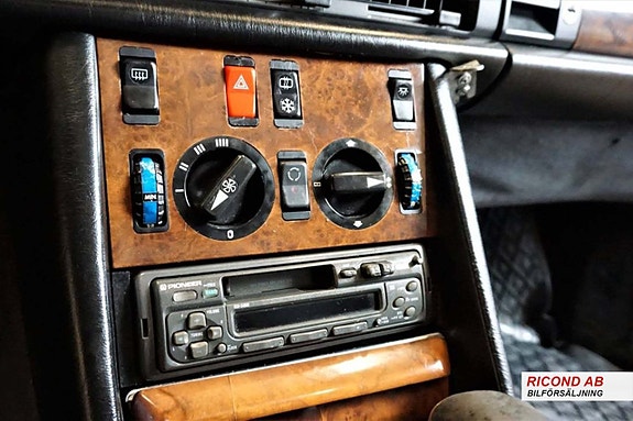 Mercedes-Benz 300 SE 18 of 23