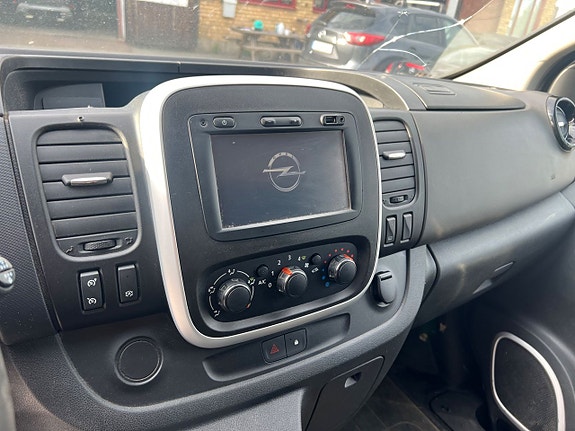 Opel Vivaro 12 of 15