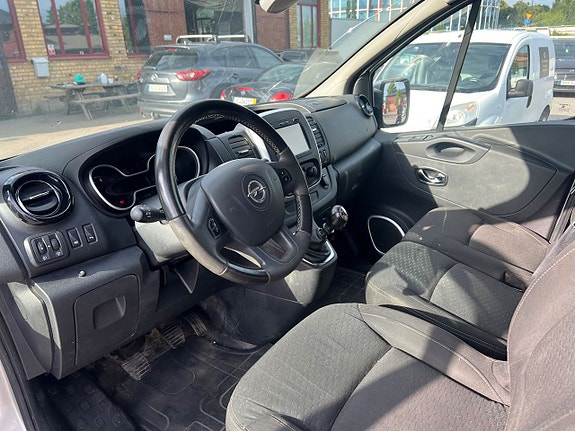 Opel Vivaro 10 of 15