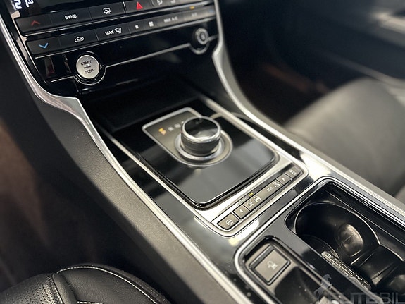 Jaguar XE 18 of 24