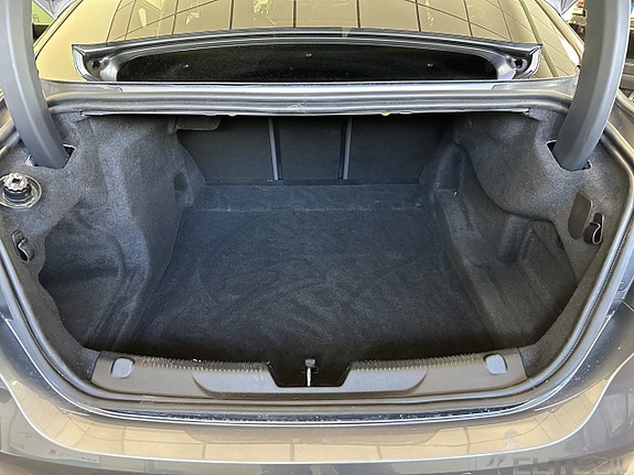 Jaguar XE 22 of 24