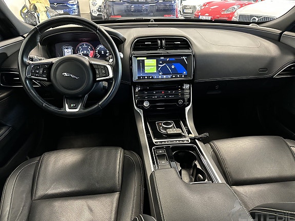 Jaguar XE 19 of 24