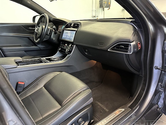 Jaguar XE 14 of 24