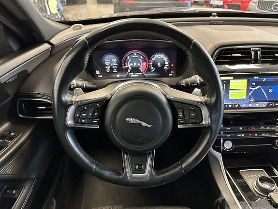 Jaguar XE 20 of 24