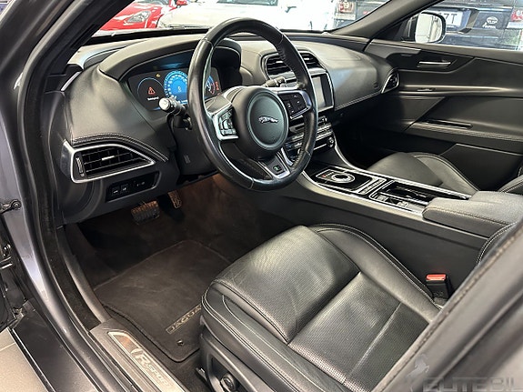 Jaguar XE 8 of 24