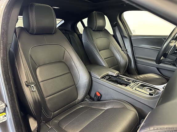Jaguar XE 15 of 24