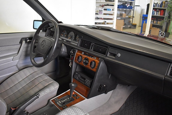 Mercedes-Benz 190 E 15 of 20