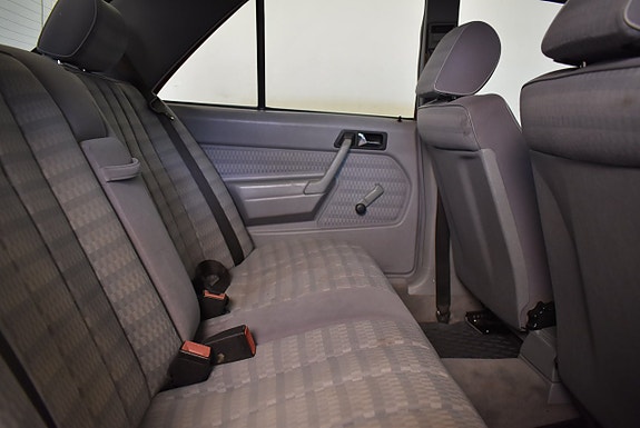 Mercedes-Benz 190 E 17 of 20