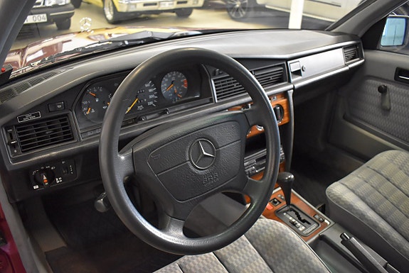 Mercedes-Benz 190 E 16 of 20